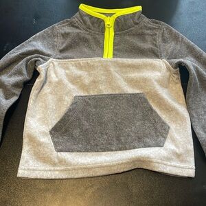 NWT Oshkosh long sleeve with pocket in front
2t